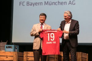 Jörg Wacker vom FC Bayern München und der Chinesische Generalkonsul ZHANG Yue
